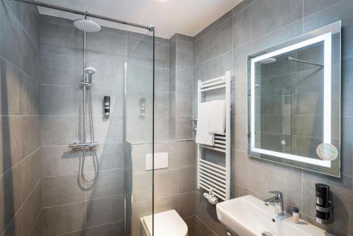 波恩tinyTwice Hotel Bonn的带淋浴、卫生间和盥洗盆的浴室