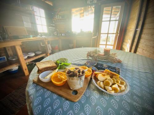 圣克鲁斯-德特内里费Los Conejos的一张桌子,上面放着面包和橙色片子