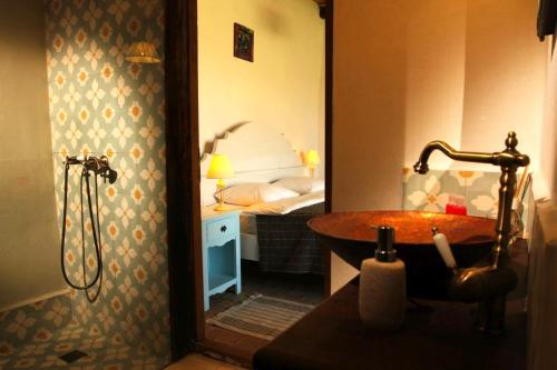 维斯克里Verde de Viscri的一间带水槽的浴室和一间带卧室的浴室
