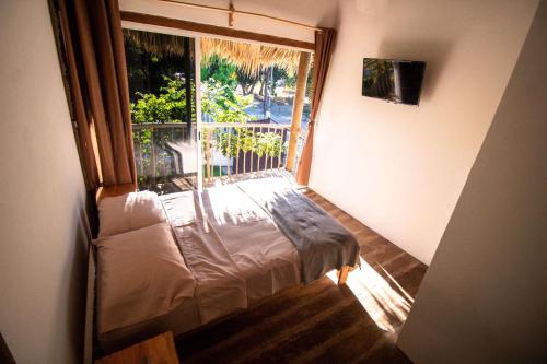 阿卡普尔科Kali Village的一间卧室设有一张床和一个大窗户