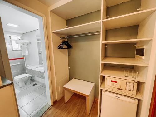 巴西利亚圣保罗广场酒店 的小型浴室设有步入式衣柜和卫生间