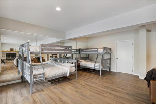 斯托Stowe Haven的配有2张双层床的木地板客房