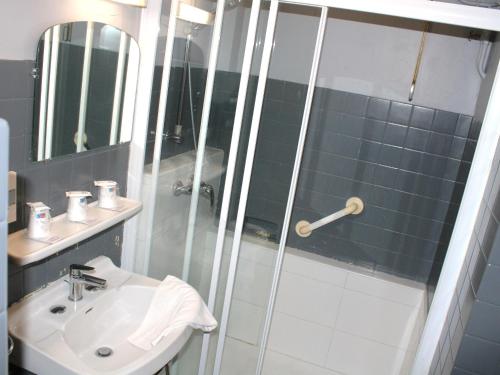 卢尔德Hotel Du Gave的带淋浴、盥洗盆和镜子的浴室