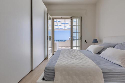 马鲁焦L'Attico di Alessia by BarbarHouse的白色卧室设有一张大床和一个阳台