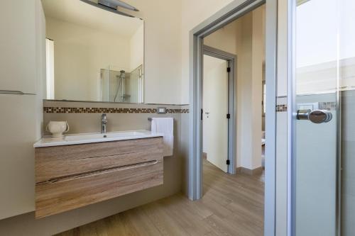 马鲁焦L'Attico di Alessia by BarbarHouse的一间带水槽和镜子的浴室