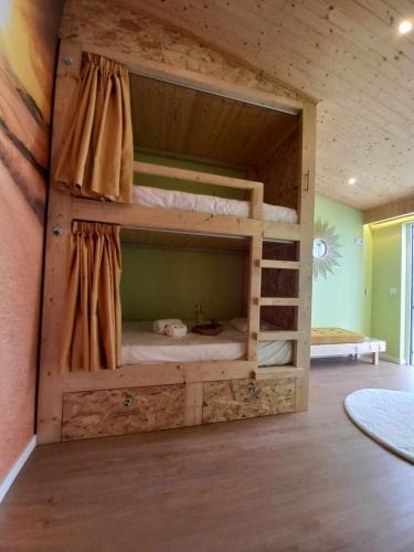阿威罗Currais o pequeno paraíso entre o mar e a serra的一间卧室配有两张双层床。