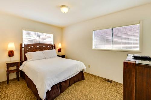 圣地亚哥Ocean-View La Jolla Condo Rental with Covered Patio!的一间卧室设有一张床和一个窗口
