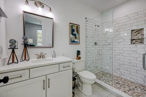 埃迪斯托艾兰Nature's Touch的白色的浴室设有卫生间和淋浴。