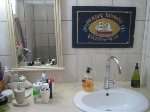卡拉马孔Olive House的浴室的柜台设有水槽和镜子