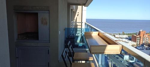 蒙得维的亚Diamantis Apartamento de Lujo y Confort的海景阳台。