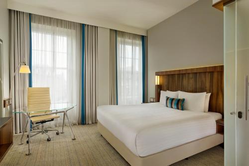 爱丁堡爱丁堡万豪万怡酒店的酒店客房设有一张大床和一张书桌。