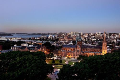 悉尼Sheraton Grand Sydney Hyde Park的享有朗塞斯顿市的夜景