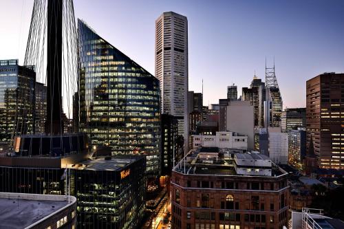 悉尼Sheraton Grand Sydney Hyde Park的享有城市天际线和高楼的景色