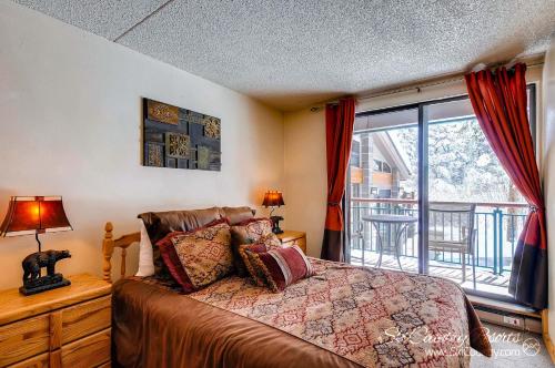布雷肯里奇Rustic Charm Meets Comfort, Homey and Affordable with Scenic Mountain Views TE112的一间卧室设有一张床和一个大窗户