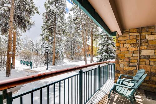 布雷肯里奇Rustic Charm Meets Comfort, Homey and Affordable with Scenic Mountain Views TE112的阳台配有两把椅子和雪覆盖的树木
