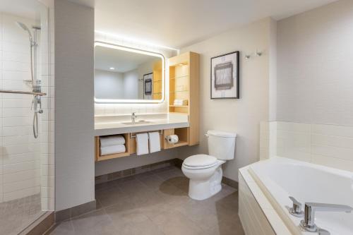 基洛纳大奥卡纳根度假区万豪德尔塔酒店的浴室配有卫生间、盥洗盆和浴缸。