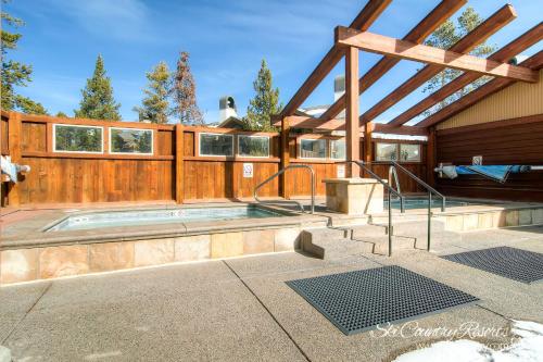 布雷肯里奇Rustic Charm Meets Comfort, Homey and Affordable with Scenic Mountain Views TE112的一座带木栅栏的游泳池的房子