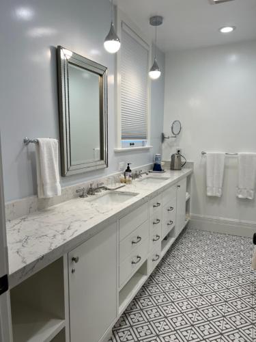 帕罗奥多Cowper Inn的白色的浴室设有两个盥洗盆和镜子