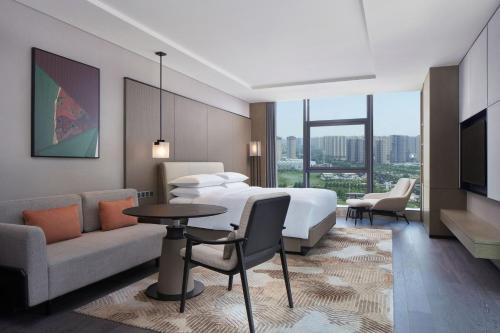 西安西安高新区喜来登酒店的酒店客房,配有床和沙发