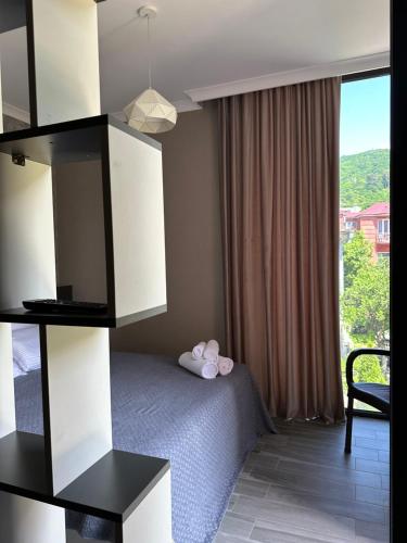 卡瓦拉提Villa Residence的一间卧室设有一张床和一个大窗户
