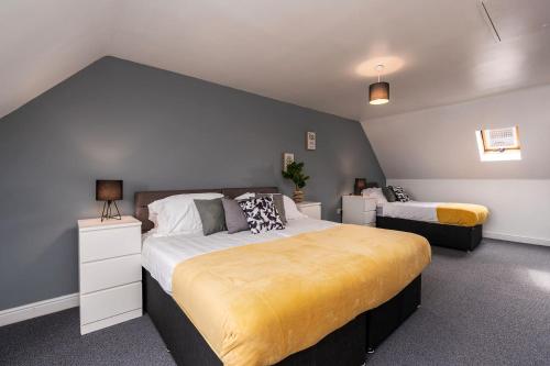 麦斯堡Hills Close的一间卧室设有两张床和蓝色的墙壁