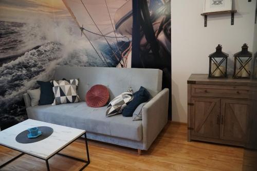 厄尔科Apartament w centrum OSTOYA 1的客厅配有沙发和墙上的绘画