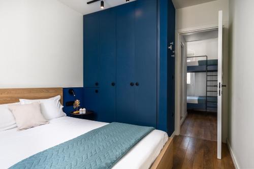 Ágios RókkosCorfu Lux City的卧室配有蓝色墙壁,毗邻一张床