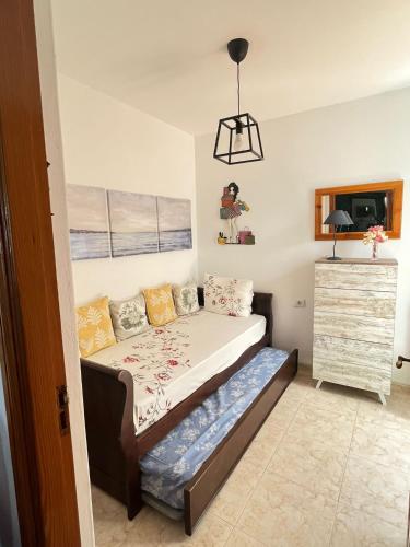 普拉亚布兰卡Casa Noas的卧室配有一张床