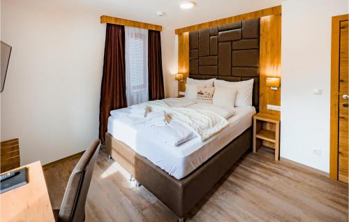 圣迈克尔隆高Amazing Home In St, Michael Im Lungau With Sauna的一间卧室配有一张大床和木制床头板