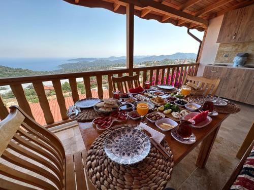 安塔利亚Istlada Taş Ev Apart - Kekova View的阳台上的木桌和食物
