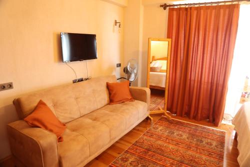 安塔利亚Istlada Taş Ev Apart - Kekova View的带沙发和平面电视的客厅