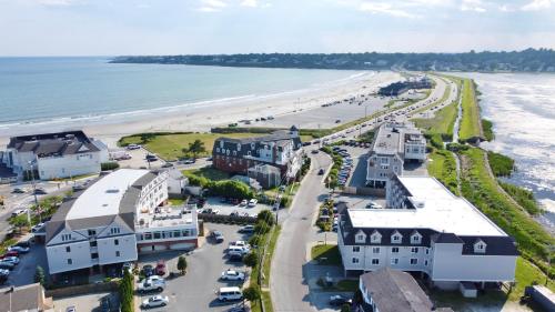 米德尔敦Atlantic Beach Hotel Newport的享有海滩和建筑的空中景致