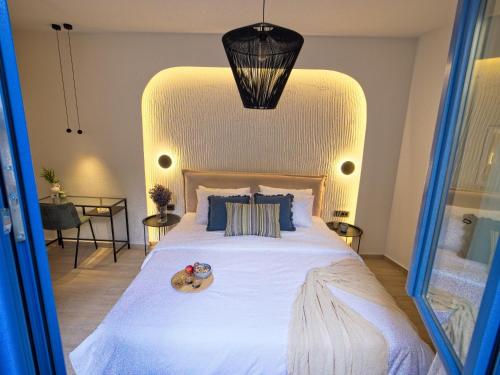 干尼亚Il Porto Blu的一间卧室配有一张带白色床罩的大床