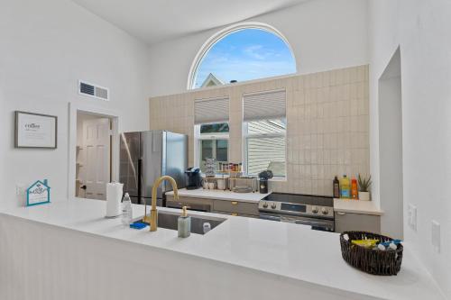 凤凰城Stylish Phoenix Townhome - Central Location & Sleeps 8的一个带水槽和大窗户的厨房