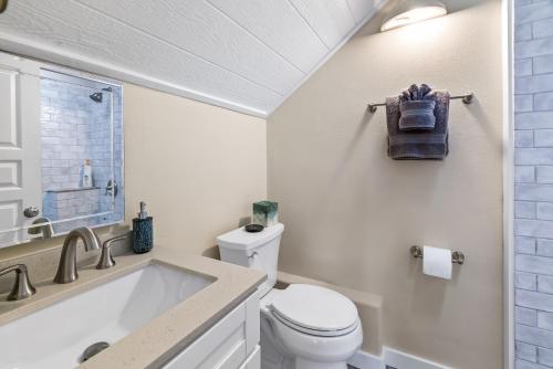 普林斯维尔3982S Kalakaua Gorgeous Princevile Studio的白色的浴室设有卫生间和水槽。