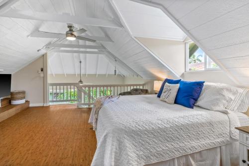 普林斯维尔3982S Kalakaua Gorgeous Princevile Studio的一间卧室配有一张带蓝色和白色枕头的床