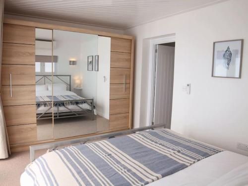 KentOcean View apartment, beautiful sea views的一间卧室配有一张床和一面大镜子