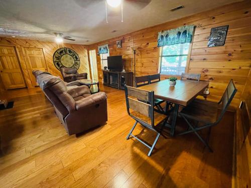 赛维尔维尔Smoky Mountain Enchanting Haven 3BR2BA Cabin的客厅配有桌子和沙发