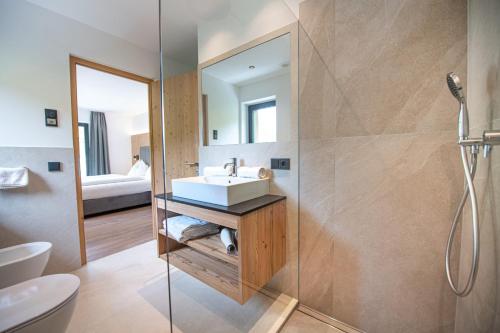 奥蒂塞伊Apartments LaBar的一间带水槽和镜子的浴室