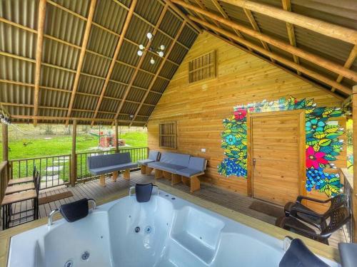 El PeñolEspectacular Cabaña Loft en Guatape - Jacuzzi的一间位于木屋内并带有浴缸的客房