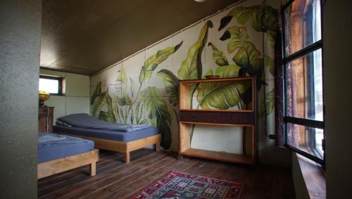 塞格德Sárgarigó Élményház的一间设有两张床的房间和一堵植物墙