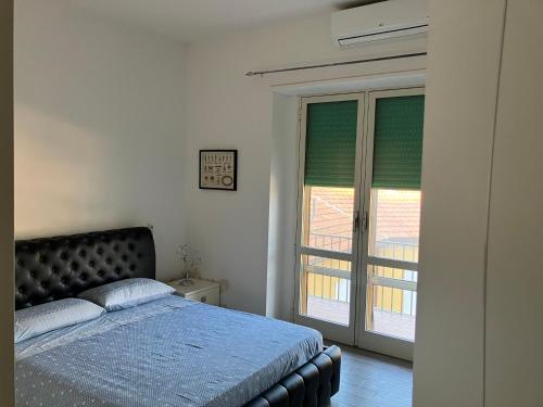 圣托斯特凡诺港Casa vacanze fortezza的一间卧室设有一张床和一个滑动玻璃门