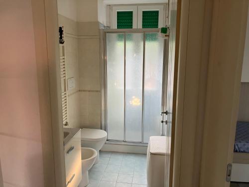 圣托斯特凡诺港Casa vacanze fortezza的一间带卫生间和窗户的浴室