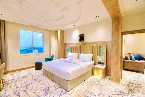 乌姆莱季Wissam Al-Hawra Hotel的酒店客房,配有床和沙发