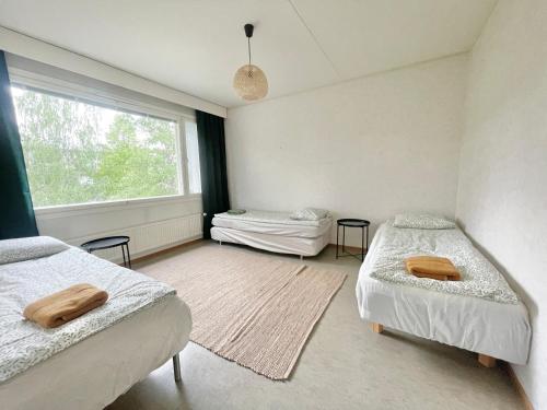 Woodpecker Avenue Family Apartment Turku客房内的一张或多张床位