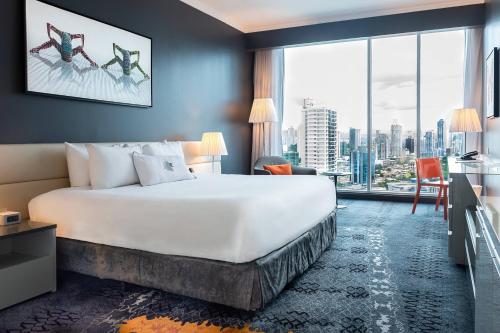 巴拿马城奥托格拉夫品牌系列索提斯酒店的酒店客房设有一张床和一个大窗户