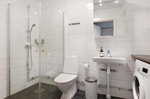 皮特奥Guestly Homes - 3BR Modern Apartment的浴室配有卫生间、盥洗盆和淋浴。