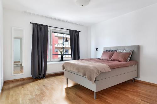 皮特奥Guestly Homes - 3BR Modern Apartment的白色的卧室设有床和窗户