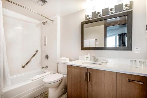 维多利亚维多利亚丽晶海滨套房酒店的一间带水槽、卫生间和镜子的浴室