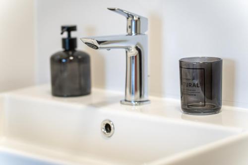 乌马格Capsula Luxury Apartment Umag的浴室水槽设有肥皂机和水龙头